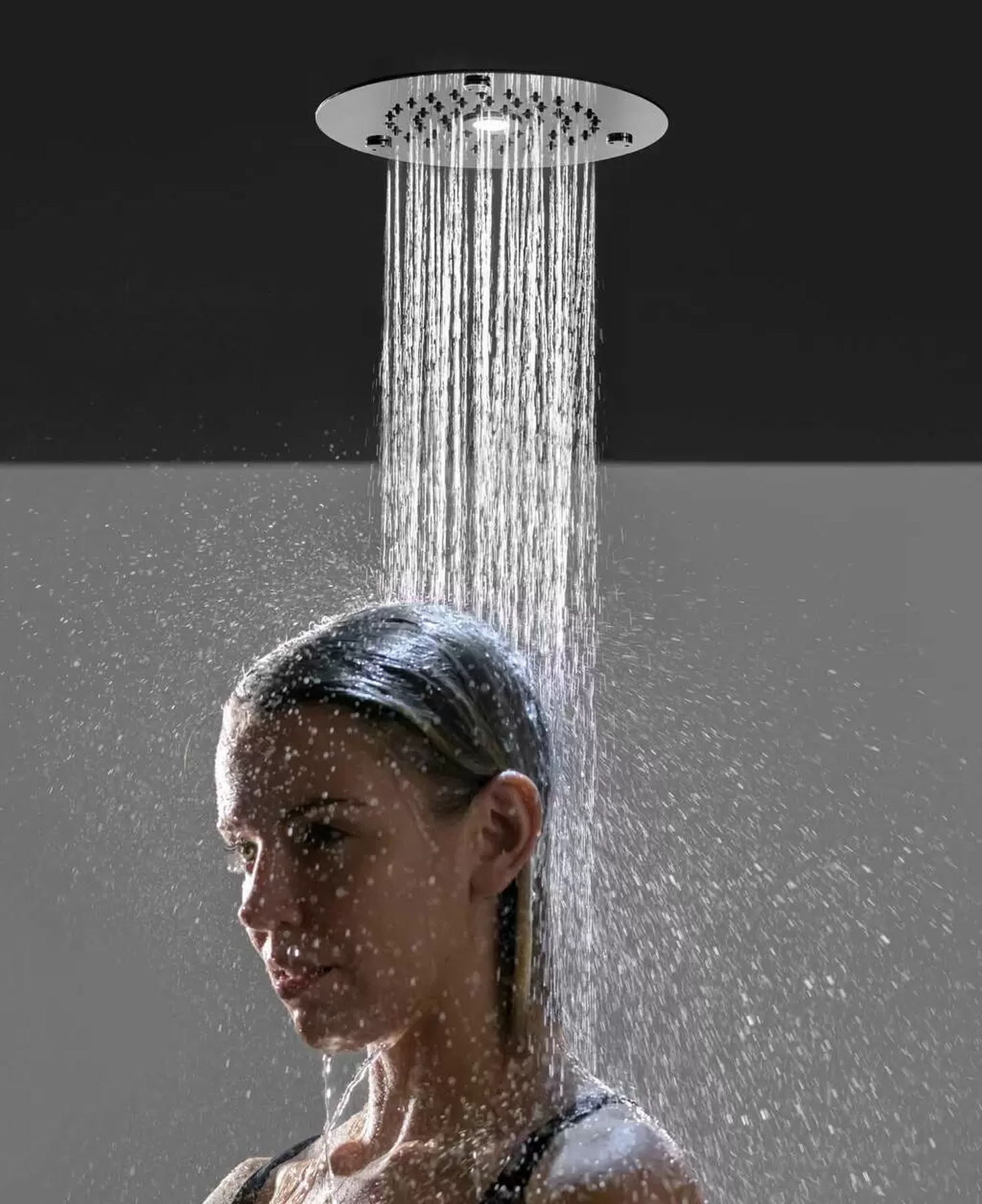 Duche com Iluminação Aquaform Lumina — detalhe e ambiente