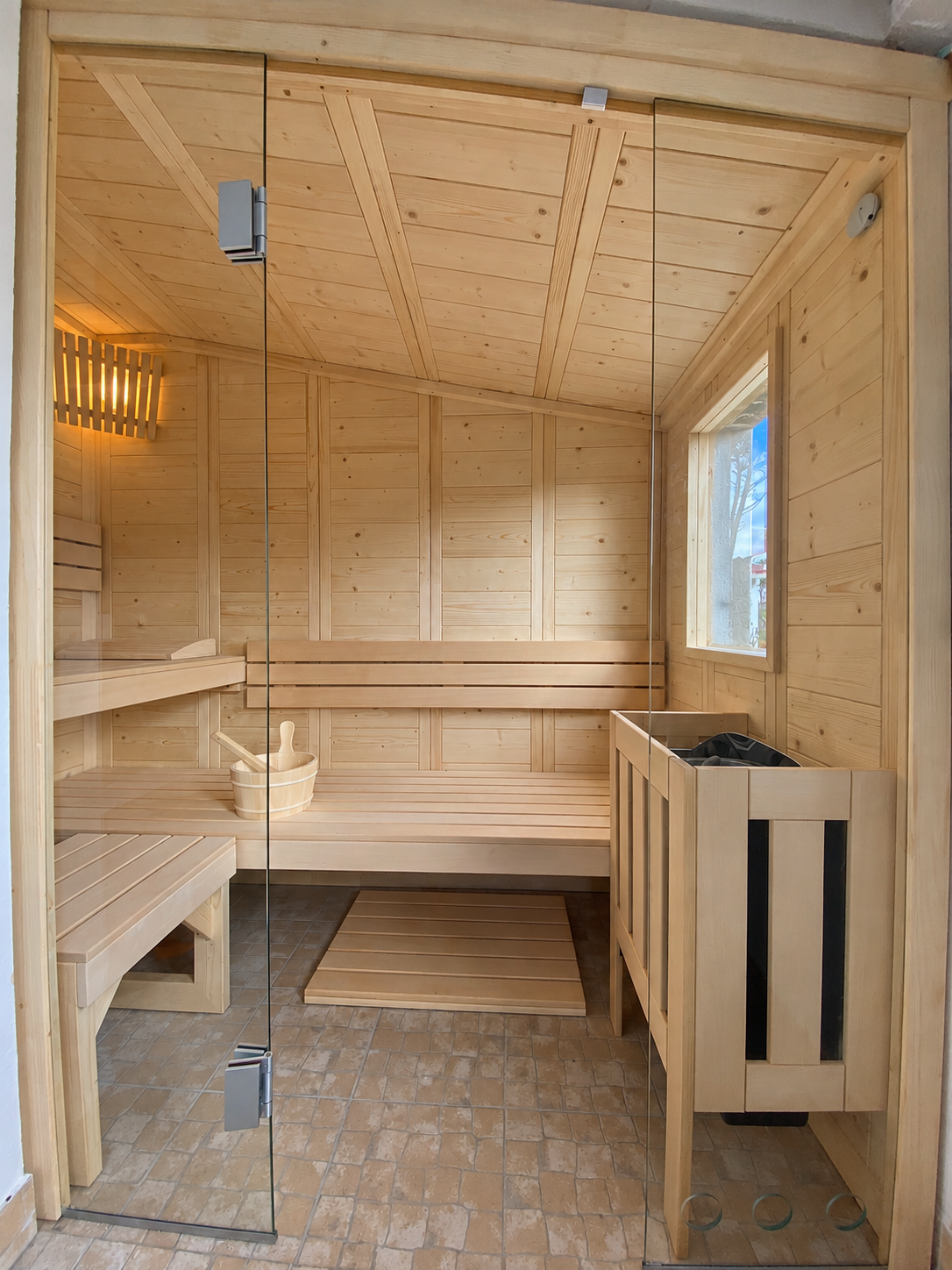 Sauna feita à medida aproveitando casa de arrumos