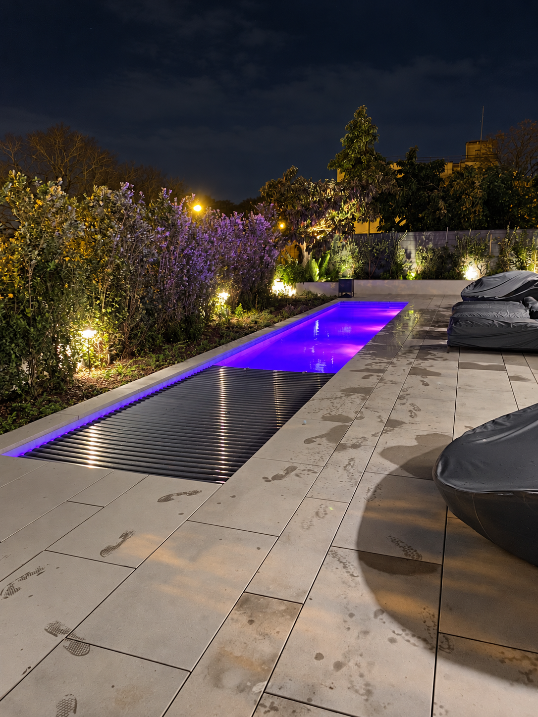 Home spa composto por piscina exterior, interior, sauna tradicional finlandesa, banho de vapor e espelho d´água