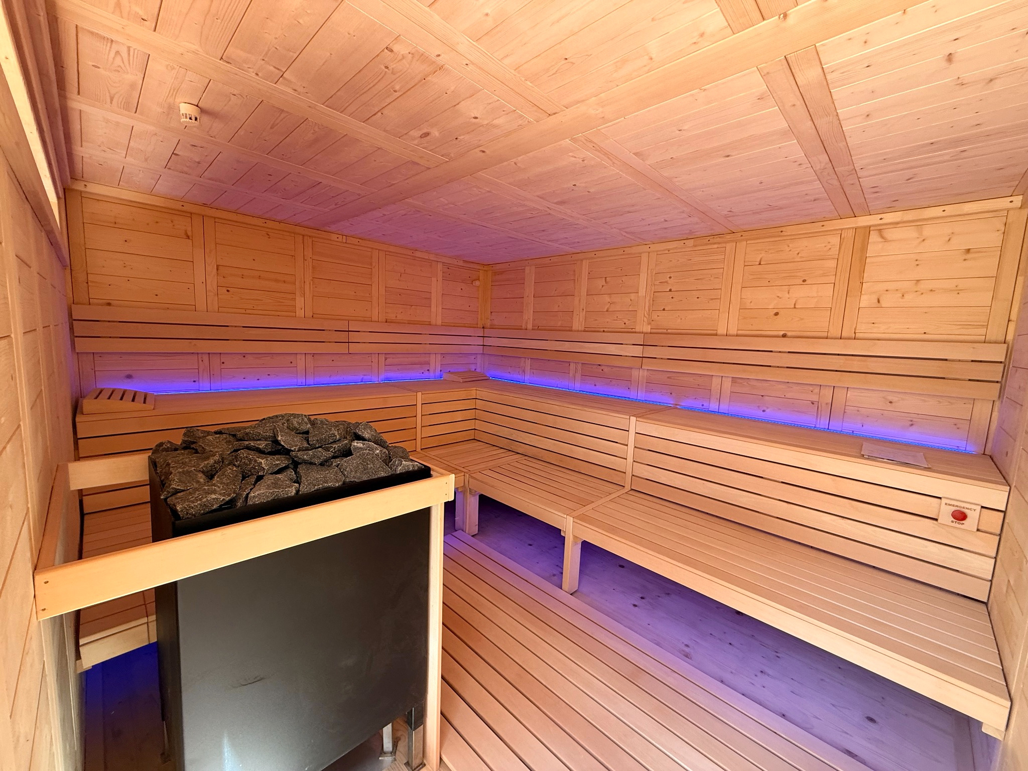 Sauna exterior de cerimónias no jardim do Leela Lisboa