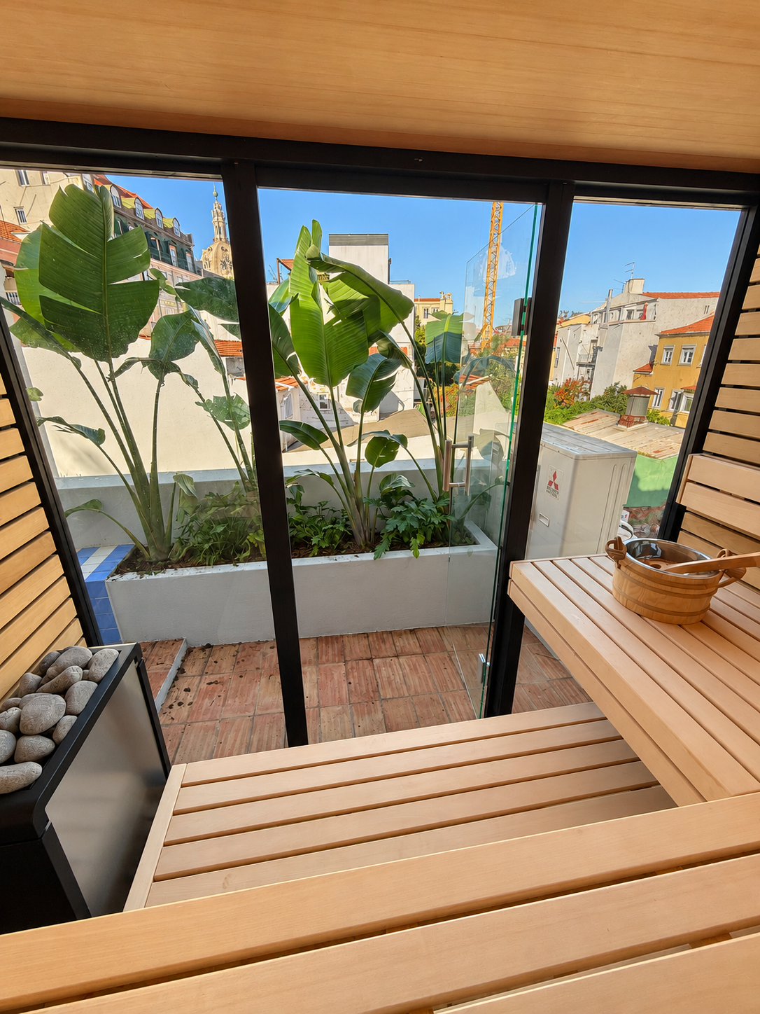 Sauna com revestimento horizontal e vidro