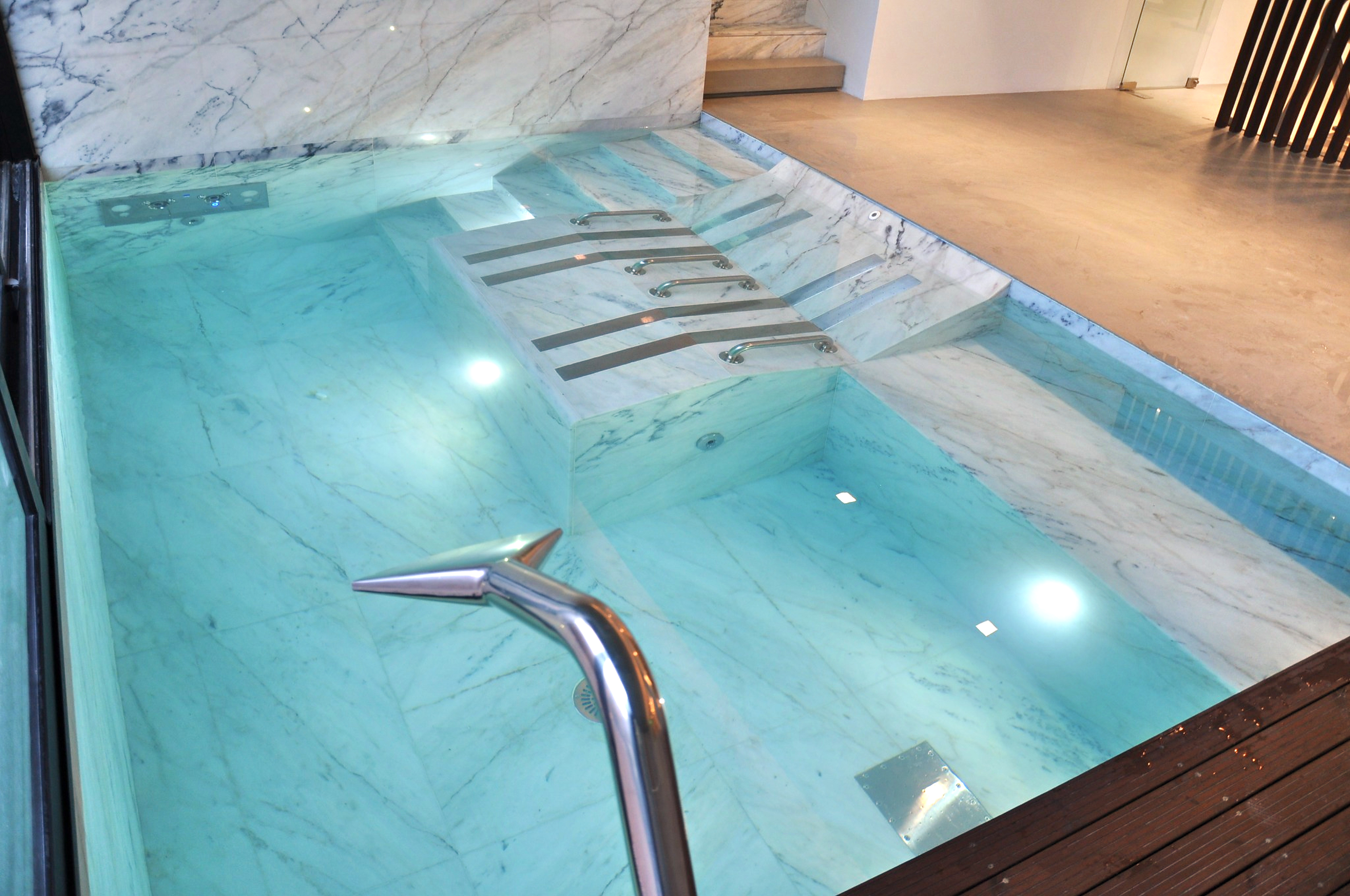 Piscina 5.0, sauna, banho vapor, spa, duches contraste e spa no rooftop no Lisbon Wood Building